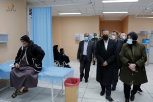 رئيس الوزراء الليبي يطالب بسرعة حل مشكلات مركز بنغازي الطبي
