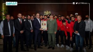 المشير خليفة حفتر يلتقي بعثة النادي الأهلي بنغازي