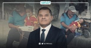 صورة تفطر القلوب.. ليبي يعالج طفله في الشارع بسبب انقطاع الكهرباء