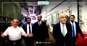 ما الذي يفعله محافظ مصرف ليبيا المركزي على متن سفينة حربية بريطانية؟