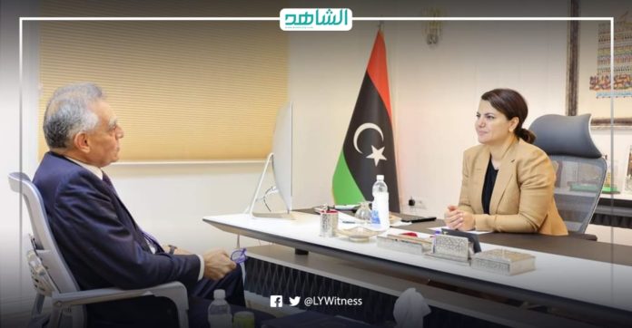 وزيرة الخارجية بحكومة الوحدة الوطنية المنتهية ولايتها، نجلاء المنقوش، والسفير الإيطالي لدى ليبيا جوزيبي بوتشيني