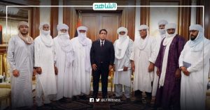 “المنفي” يناقش الأوضاع في أوباري مع وفداً من قبائل الطوارق