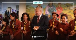 وزير التعليم بالحكومة الليبية يفتتح معرضاً لرسومات الأطفال في درنة