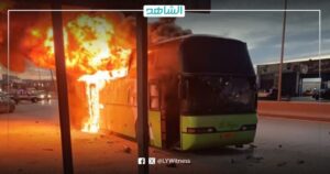 النيابة الليبية تأمر بحبس 3 متهمين في واقعة حرق حافلة لاعبي نادي الخمس