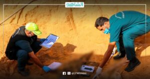 العدد وصل لـ86.. استخراج 13 جثماناً جديداً من مقبرة بئر الأسطى ميلاد بتاجوراء