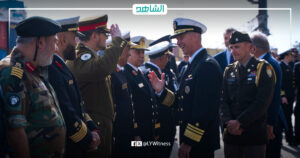 مسؤلون بحكومة الوحدة يلتقون بالوفد الأمريكي على متن السفينة “يو إس إس ماونت ويتني”