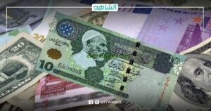 ما هي ردود أفعال المؤسسات الليبية حول قرار تخفيض الدينار مقابل العملات الأجنبية؟