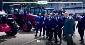 رئيس الحكومة الليبية المكلفة يزور مصنع الجرارات في مينسك لتعزيز التعاون الصناعي