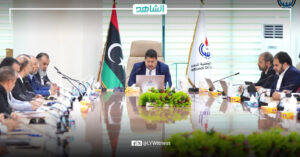 رئيس مؤسسة النفط الليبية يبحث مع مديري الإدارات المالية توحيد السياسات وتعزيز الرقابة